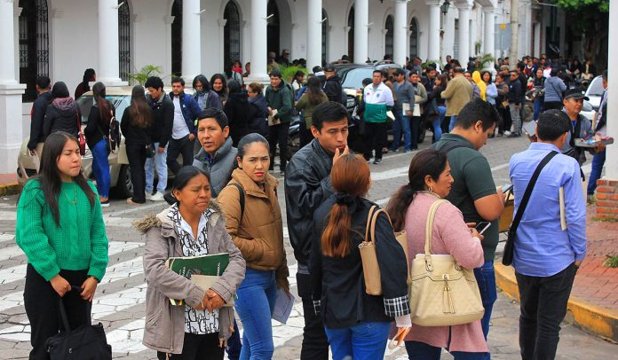 largas-filas-y-polemica-en-el-concejo-municipal-por-oferta-de-empleos-lanzada-por-medrano-2025-10-30