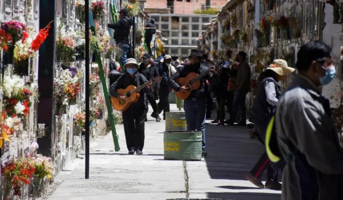 todos-santos-sectores-apoyan-traslado-al-lunes-del-feriado-el-gobierno-decidira-el-miercoles-2025-10-26