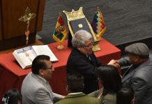 Reponen el crucifijo y la Biblia para tomar el juramento de los diputados