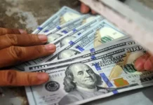 Cotización paralela cae tras el anuncio de devolución de depósitos en dólares