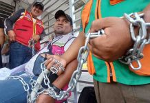 Mototaxistas se encadenan en oficinas de YPFB en Santa Cruz en protesta por combustible