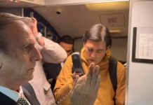 Ministro Zamora posesiona al nuevo gerente de BoA dentro de un avión y frente a los pasajeros
