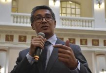 Sobre la escalada del dólar, Espinoza asegura que subirá “hasta que la gente se acostumbre” al nuevo régimen cambiario
