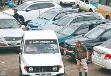 Cuidadores de autos lotean las calles, imponen tarifas y extorsionan a conductores