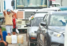 El combustible no llega: horas, días y dinero perdidos detrás de cada fila