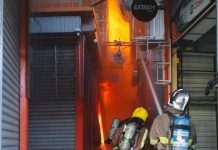 Tras más de 12 horas, bomberos siguen trabajando para sofocar el incendio en la feria Barrio Lindo