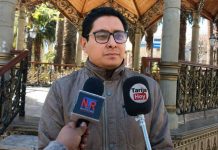 Asambleísta observa la planilla salarial de SETAR