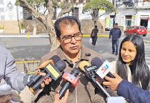 Llevan agua en volquetas para el consumo humano