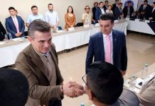 Paz dice que acuerdos con municipios no negocian porcentajes y ve avance del 50/50