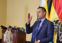 Edmand Lara retorna al país y pide respetar la Constitución ante ausencia de Paz