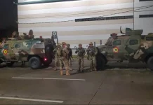 Militares con tanquetas salen a patrullar en Santa Cruz tras violento atraco a una joyería