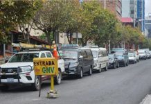 Las filas para cargar GNV restan hasta tres horas de trabajo a choferes de La Paz