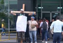 Guardias municipales cruceños se crucifican en demanda de estabilidad laboral