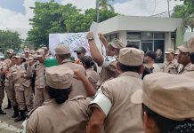 Guardias municipales protestan en la casa del alcalde en Santa Cruz pese a ultimátum