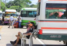Micreros retoman movilizaciones y alcalde cruceño advierte con licitar sus rutas