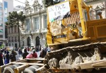 Empresas bloquean el centro paceño con camiones y tractores y exigen a la Alcaldía el pago de una deuda de más de 60 MM