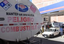 Choferes de El Alto denuncian venta de diésel adulterado