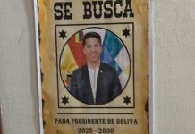 Evo saca trípticos para explicar que está habilitado como candidato, mientras aparecen afiches a favor de Andrónico