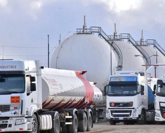 Cisterneros se declaran en emergencia y advierten con paralizar carga de combustible