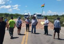 Masifican los bloqueos en Yacuiba, las cisternas varadas están derramando gasolina