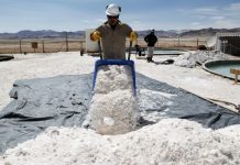 Experto alerta: Sin una ley del litio, los contratos para explotar el Salar de Uyuni son inviables