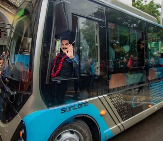 Alcaldía de Cochabamba presenta el primer bus eléctrico de Bolivia