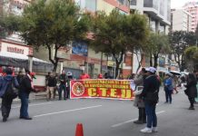 Maestros protestan fuera del Ministerio de Educación