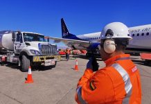 El Gobierno autoriza a privados a importar combustible de aviación para su venta