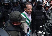 Camacho declina su candidatura a encuesta de la oposición, pero dice que sigue formando parte del bloque